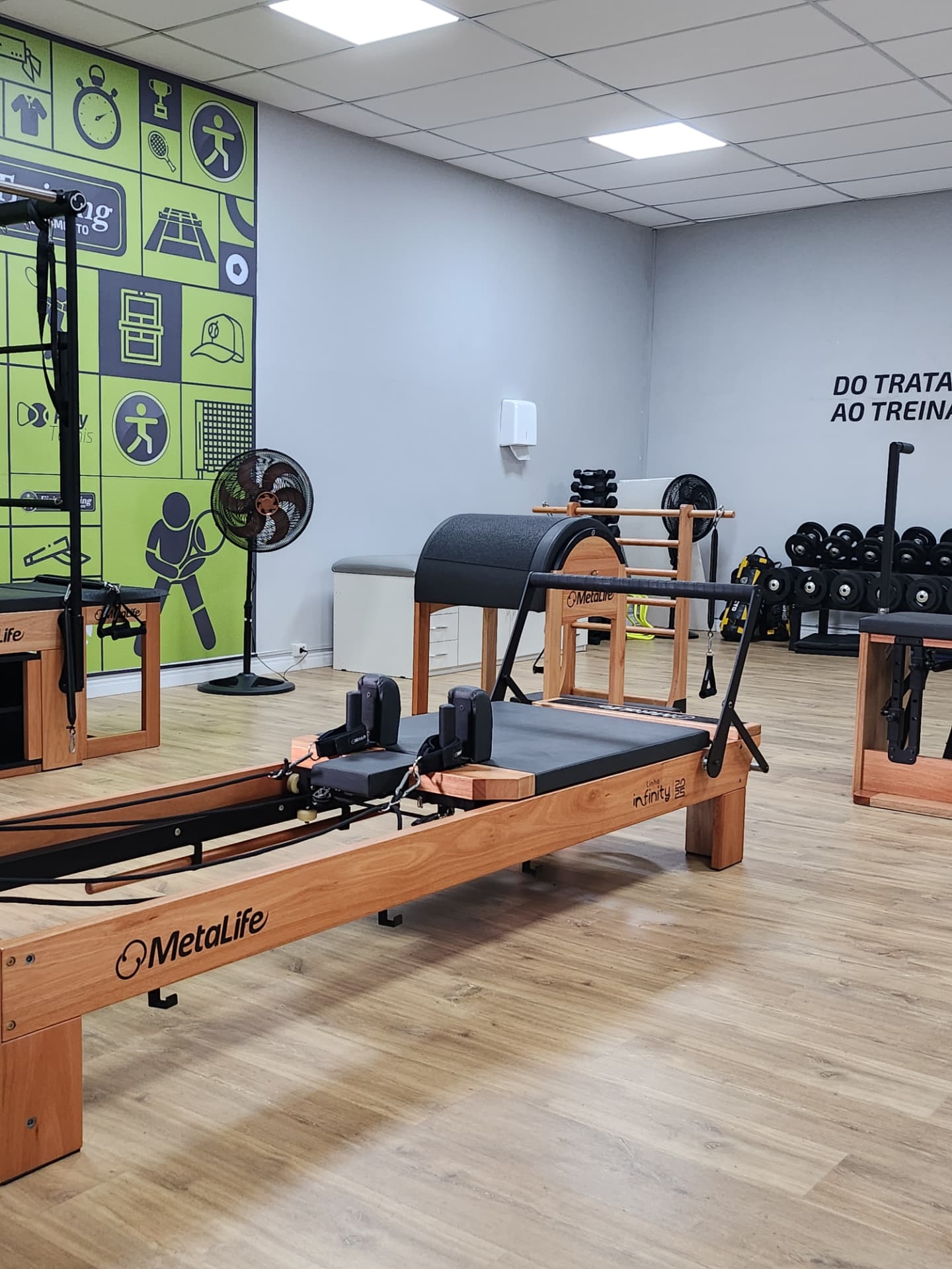 Aparelhos de pilates e área de treino da unidade Campo Belo