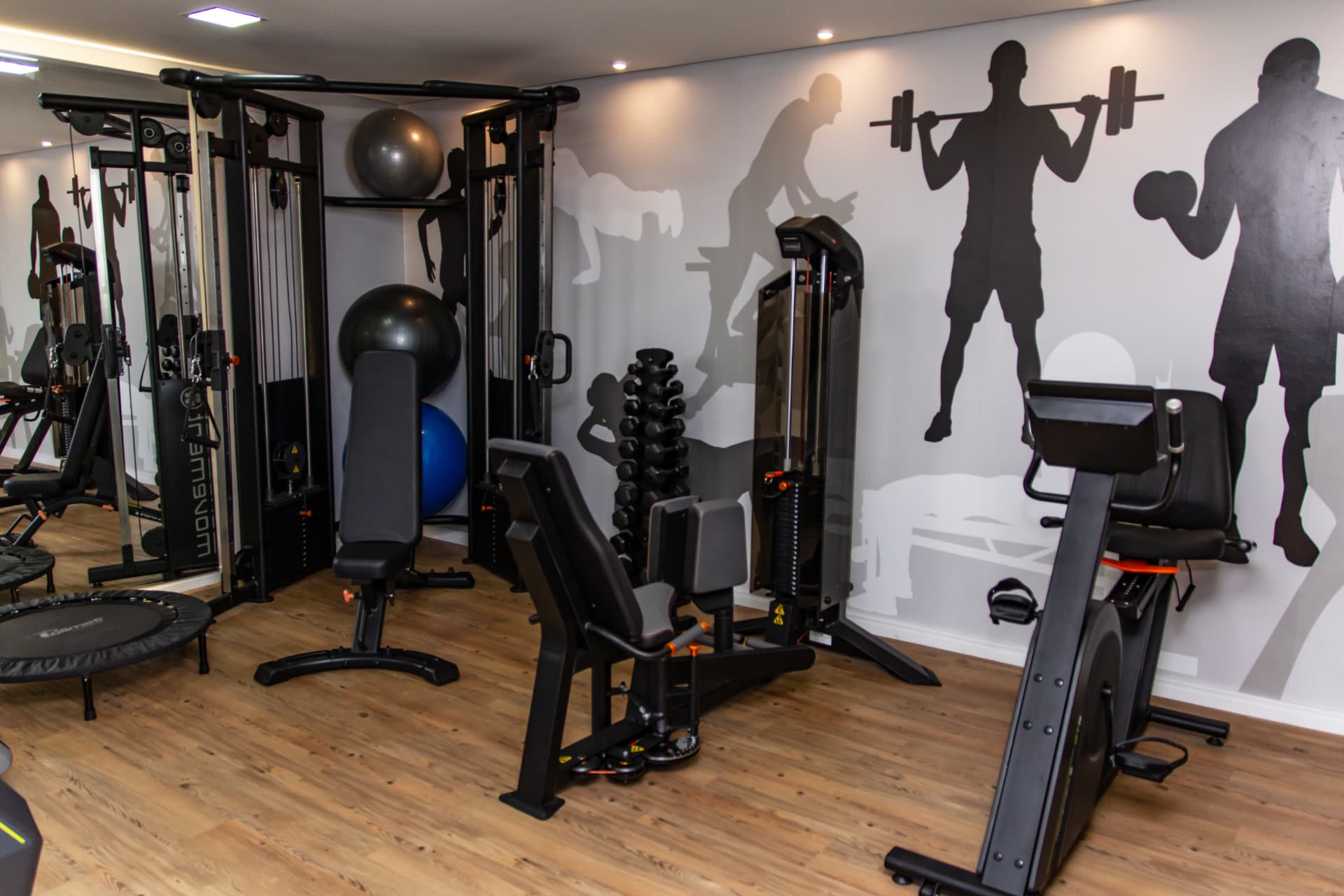Espaço de treino com equipamentos de força na Vila Olímpia
