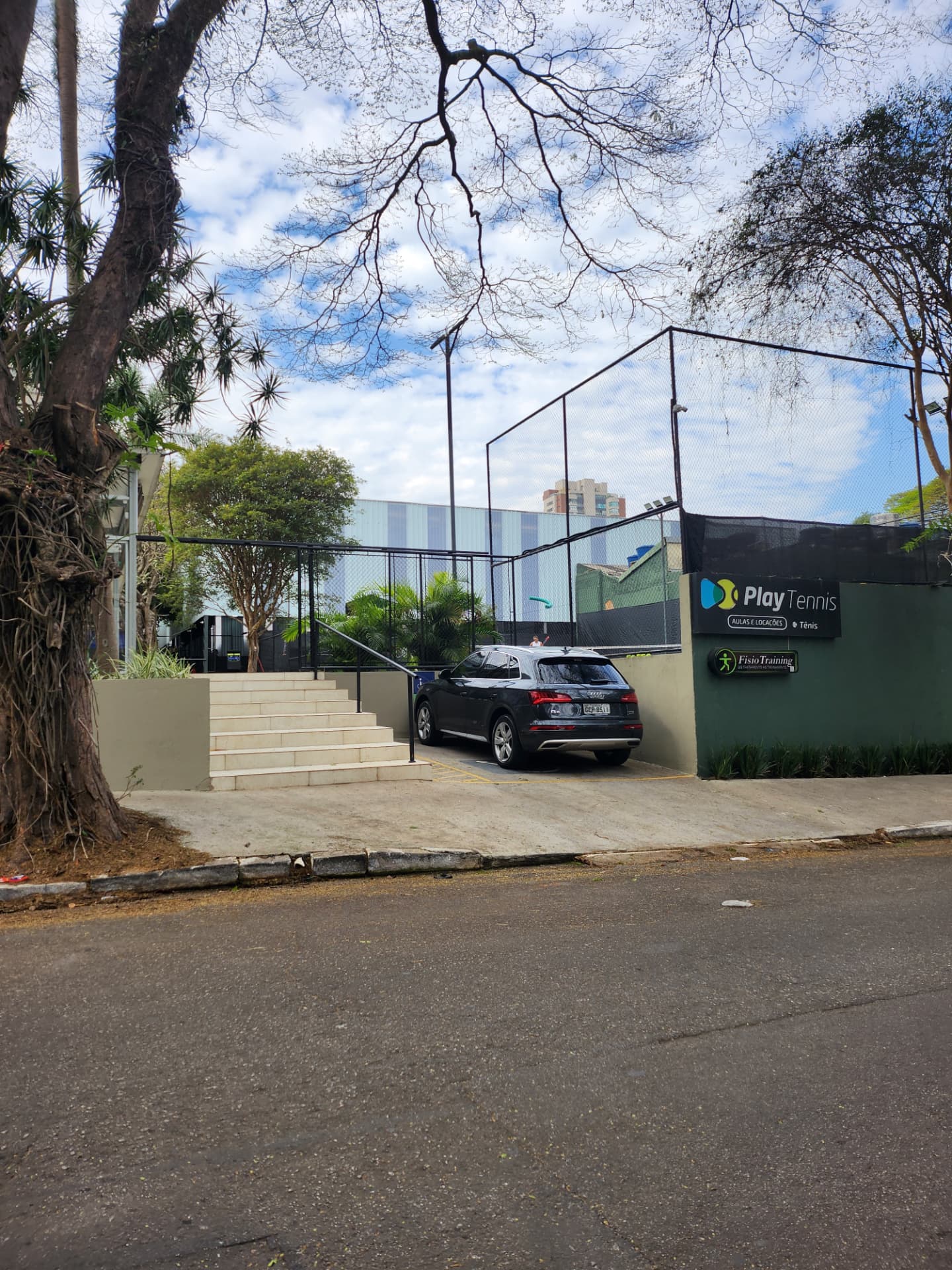 Fachada da Play Tennis Campo Belo com a Fisio Training